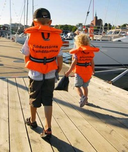 För många är det självklart att barn bär flytväst på bryggor och i sittbrunnen på båtar. Moderaterna Thomas Finnborg och Ann-Charlotte Hammar Johnsson vill se ett obligatorium.