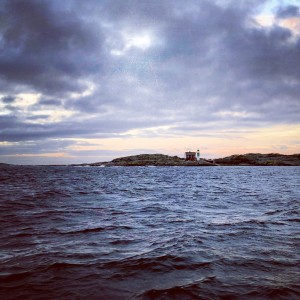 "Passerar Valö på väg söderut i 14 m/s. Nästa punkt blir Kungen. 4 grader varmt i luften och vattnet", rapporterade Ulf Palm på På Kryss instagram under lördagsmorgonen.