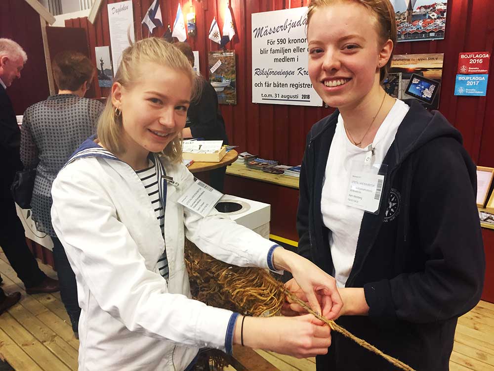 Sara Olsson och Karin Wennberg hörde till SXK Seglarskolas ungdomar som visade hur man gör lusplattingar.