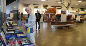 Mait Knuts är en av många från Veteranbåtsföreningen som hjälpt till med utställningen i Båthall 2. Bilden är från sista helgen innan stängningen i september 2017. BILD: Björn Näsström