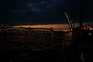 Under St Petersburgs broar. de är bara öppna några timmar på natten.