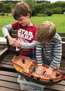Bröderna Ollie och Harry förstärkte leksaks-skeppet innan sjösättning. BILD: FAMILJEN FERGUSON