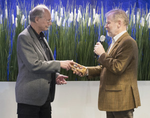 Christer Forsgren, till vänster, tar emot Timglaset från SXK:s ordförande Peter Follin. Bild: Peter Junermark