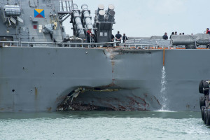 Skadorna på USS John S McCain:s babordssida syntes tydligt när fartyget anlände till flottbasen Changi i Singapore efter olyckan. Bild: US Navy