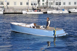 Många passar på att provköra, här en fin glidarbåt från holländska Cooper.