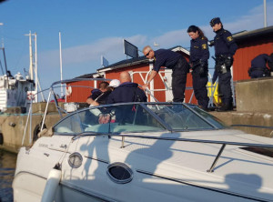 De misstänkta tjuvarna lämnades över till polis i Råå. BILD: Kustbevakningen
