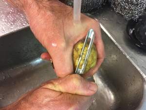 Hur länge skalar du potatis innan du måste värma händerna för att fortsätta? Överbord i kallt vatten kan kalla händer som inte kan greppa vara livsfarligt.
