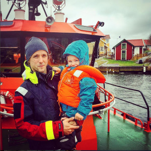 För båtsman Gustav på Landsort och sonen Albin är det Flytvästens dag alla dagar på sjön. På lördag uppmärksammas Internationella Flytvästdagen över hela världen.