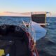 En kapsejsad Nacra Inter 18 lämnade besättningen i vattnet. BILD: RS Hammarö.