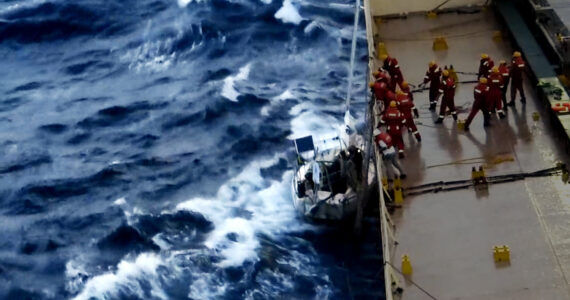 Den svenska besättningen på Bull, en Fortissimo 33:a, räddar sig ombord på ett fraktfartyg i svår sjö i mars 2014. Ärendet hör till de som varit närmast en dispasch hittills i år.
