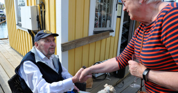 Kryssarklubbens ordförande Kerstin Andersson hälsar på Leif Törne, initiativtagare till Wasahamnen och hamnkapten i fyrtio år.
Foto: Carina Lernhagen Matz