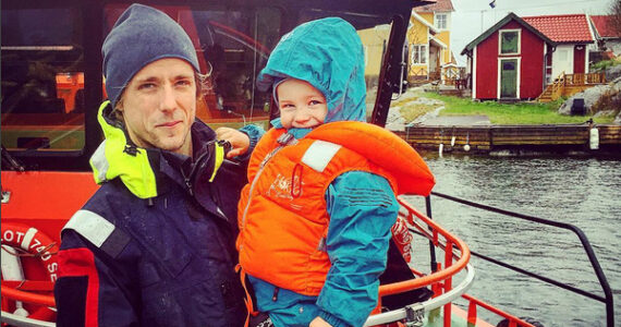 För båtsman Gustav på Landsort och sonen Albin är det Flytvästens dag alla dagar på sjön. På lördag uppmärksammas Internationella Flytvästdagen över hela världen.